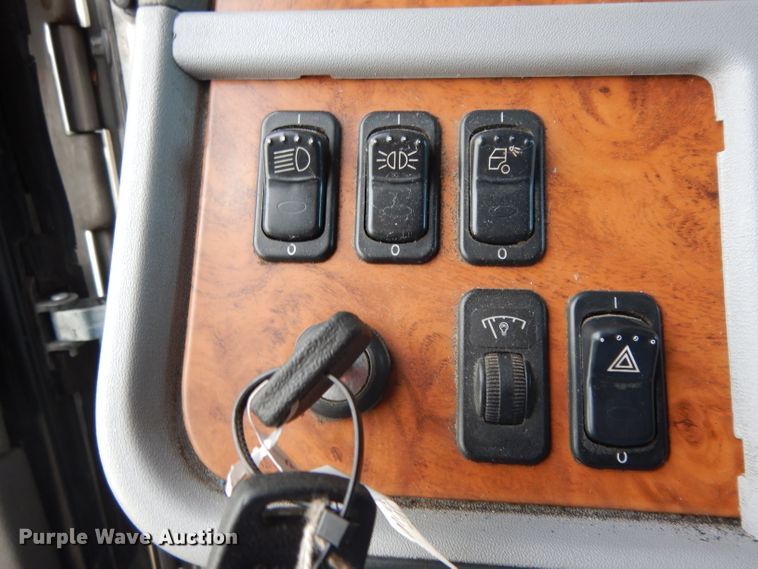 image for item DH2269 2010 Peterbilt 386 semi truck