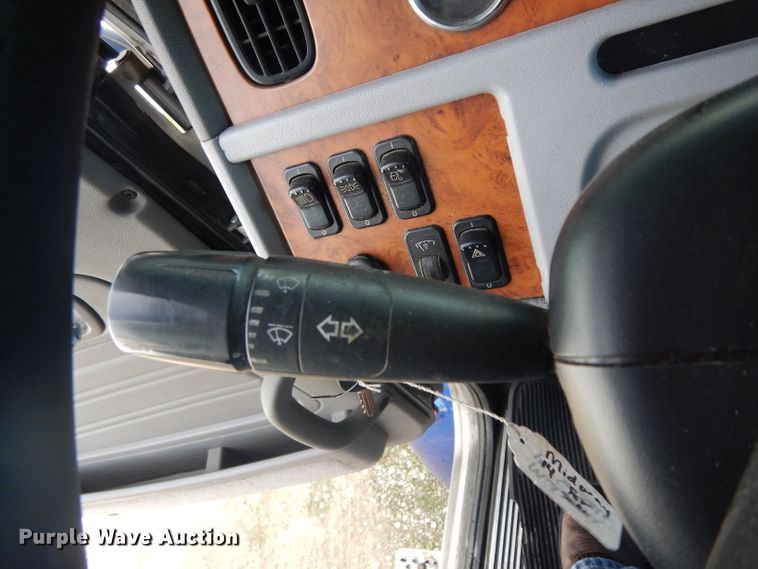 image for item DH2269 2010 Peterbilt 386 semi truck