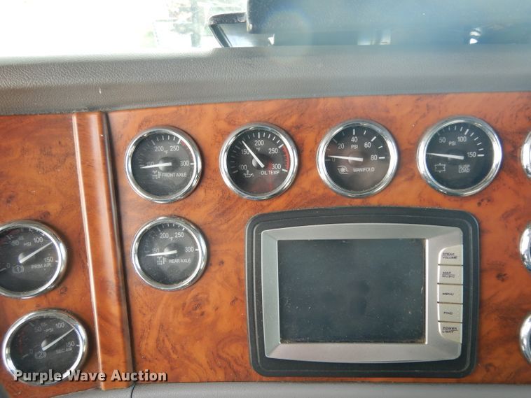 image for item DH2269 2010 Peterbilt 386 semi truck