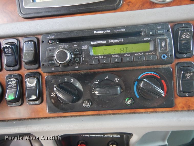 image for item DH2269 2010 Peterbilt 386 semi truck