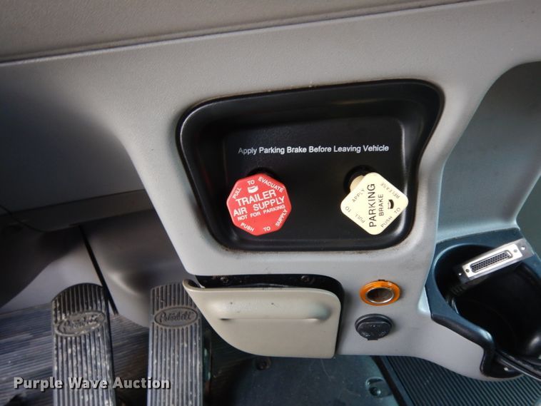 image for item DH2269 2010 Peterbilt 386 semi truck