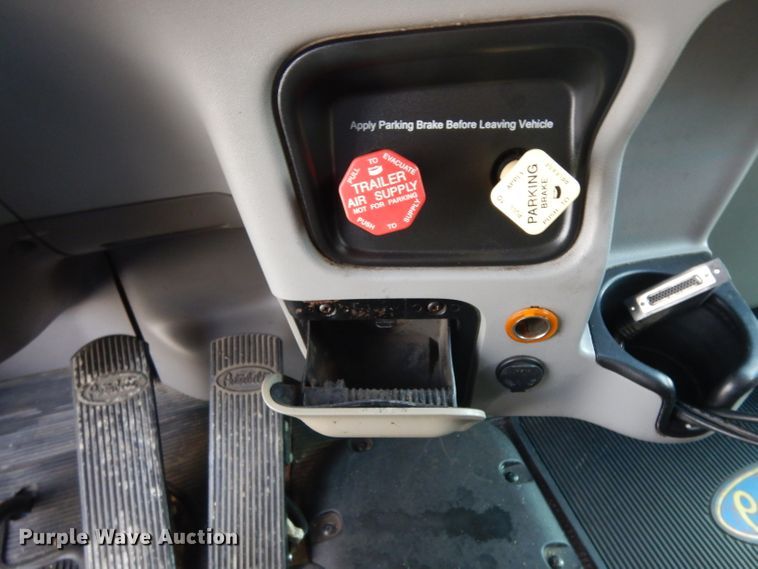 image for item DH2269 2010 Peterbilt 386 semi truck