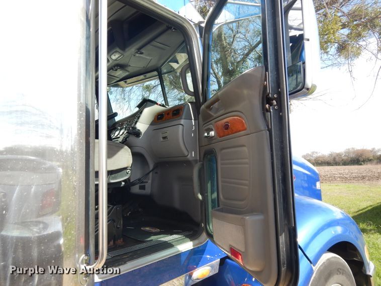 image for item DH2269 2010 Peterbilt 386 semi truck