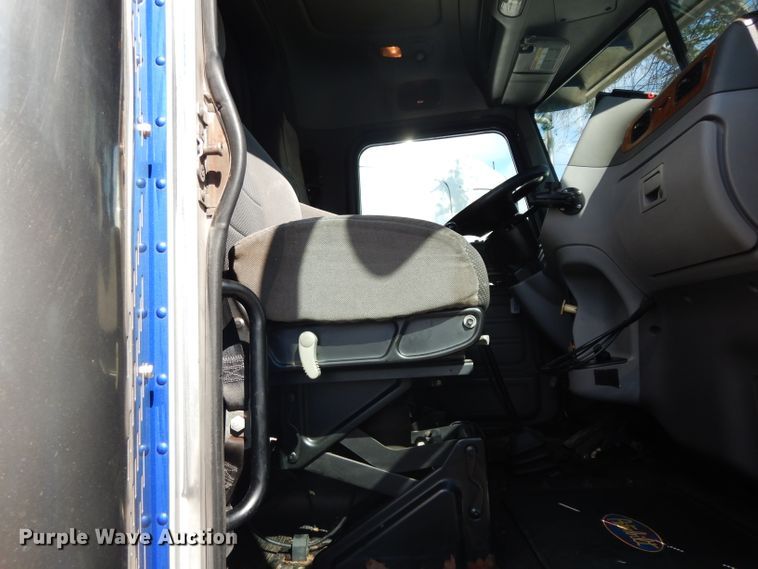 image for item DH2269 2010 Peterbilt 386 semi truck