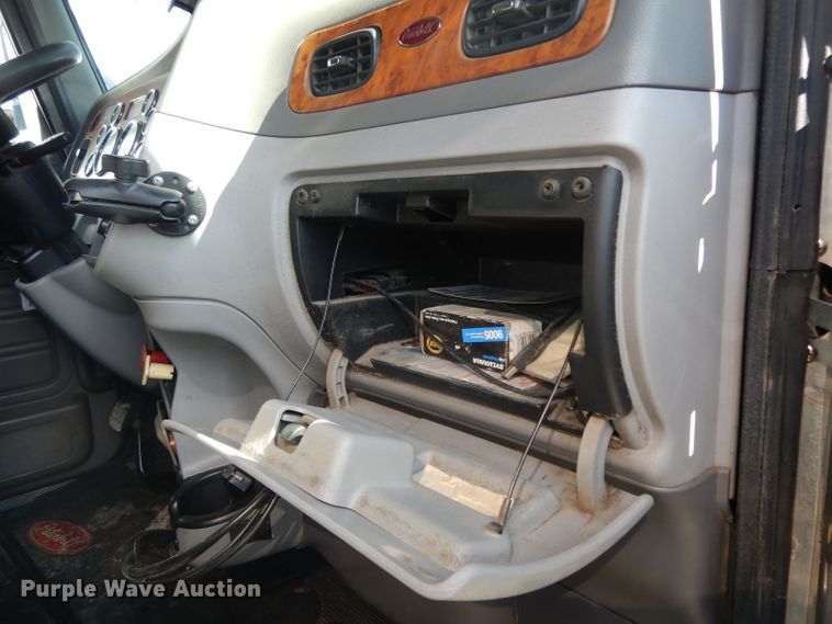 image for item DH2269 2010 Peterbilt 386 semi truck