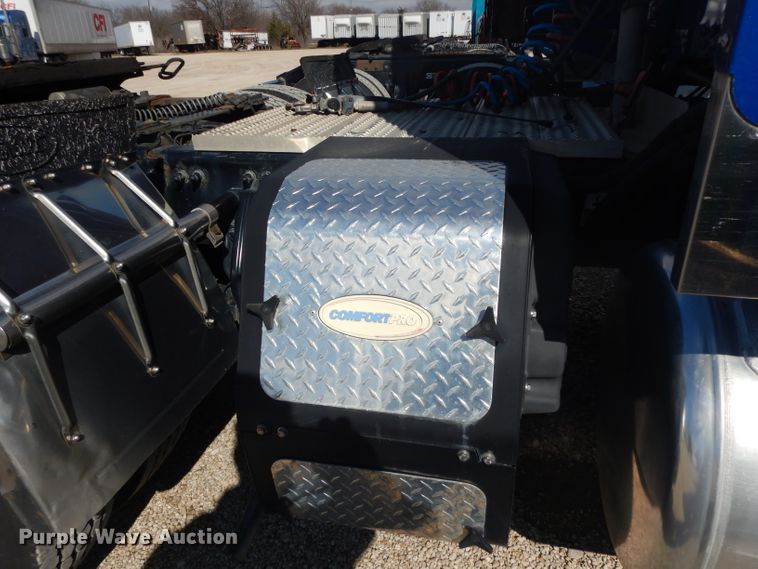 image for item DH2269 2010 Peterbilt 386 semi truck