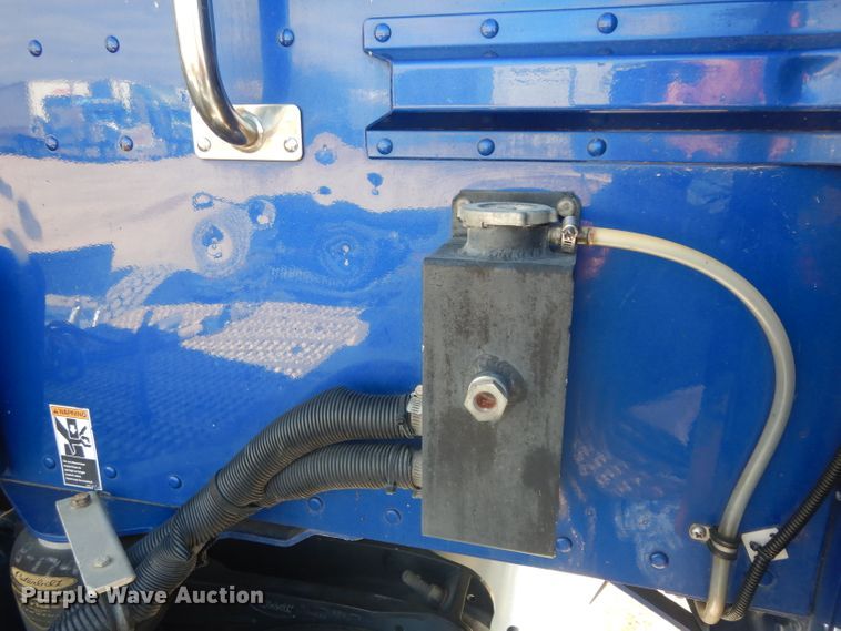 image for item DH2269 2010 Peterbilt 386 semi truck