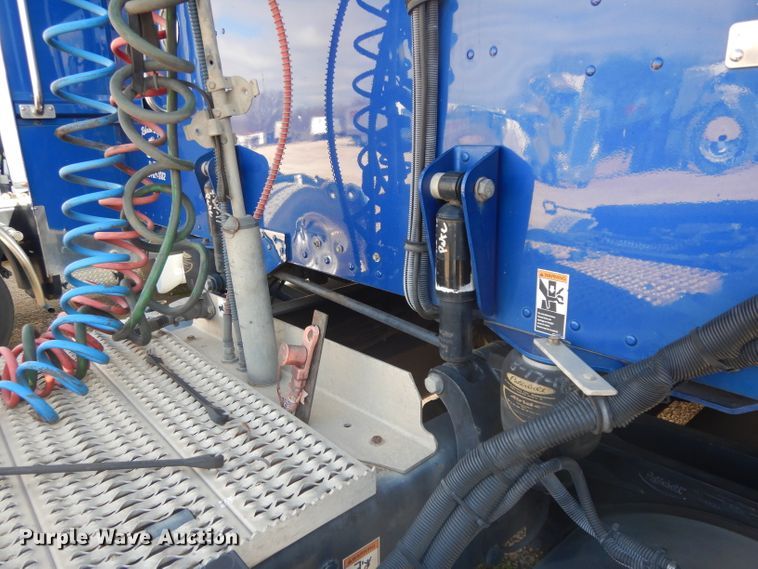 image for item DH2269 2010 Peterbilt 386 semi truck