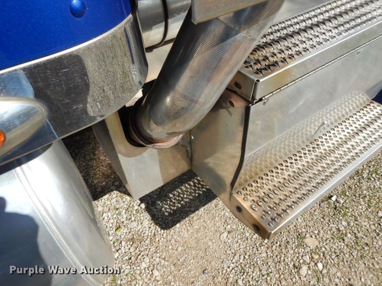 image for item DH2269 2010 Peterbilt 386 semi truck