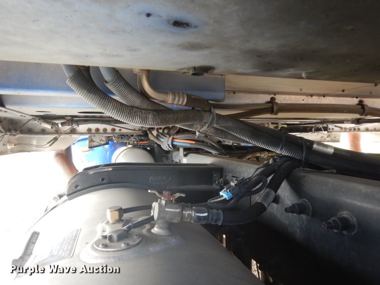 image for item DH2269 2010 Peterbilt 386 semi truck