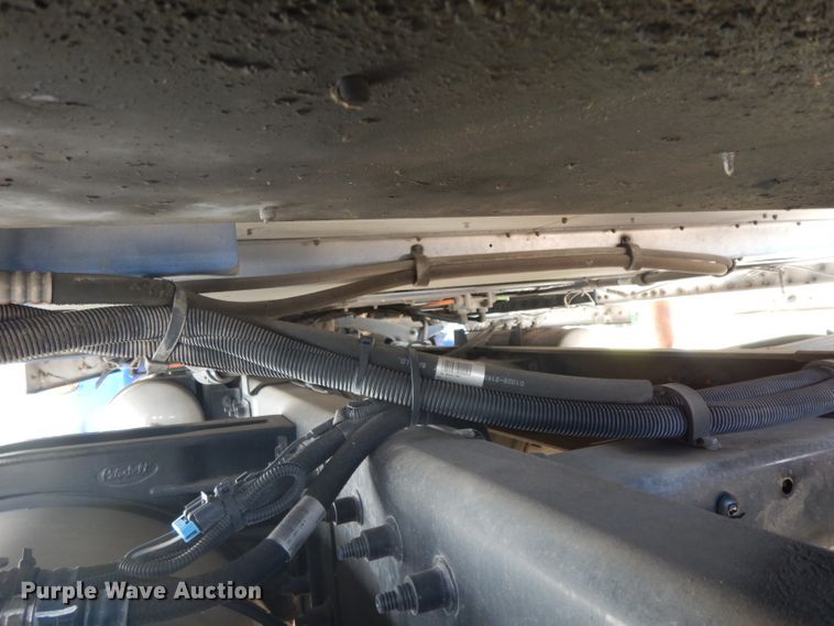 image for item DH2269 2010 Peterbilt 386 semi truck