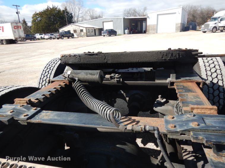 image for item DH2269 2010 Peterbilt 386 semi truck