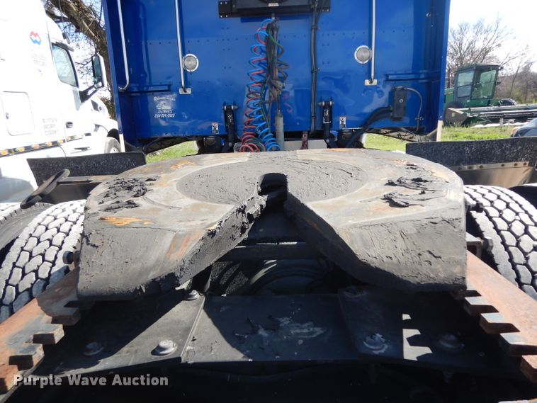 image for item DH2269 2010 Peterbilt 386 semi truck