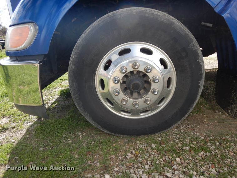 image for item DH2269 2010 Peterbilt 386 semi truck