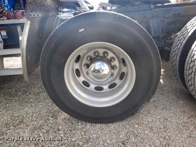 image for item DH2269 2010 Peterbilt 386 semi truck