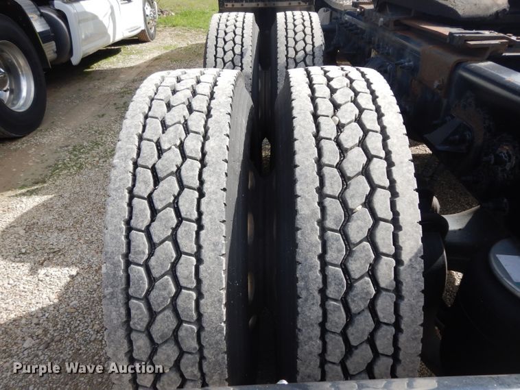 image for item DH2269 2010 Peterbilt 386 semi truck