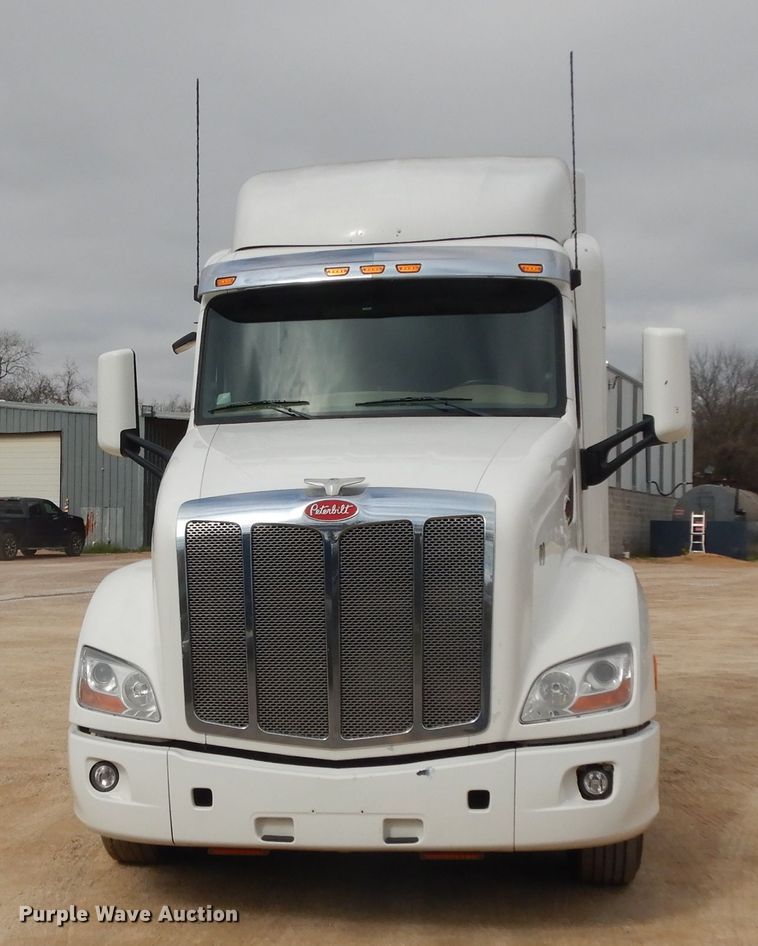 image for item DH2271 2013 Peterbilt 579 semi truck