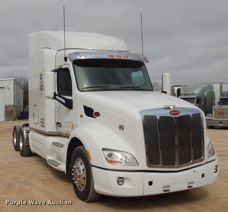 image for item DH2271 2013 Peterbilt 579 semi truck
