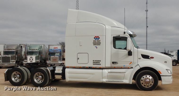 image for item DH2271 2013 Peterbilt 579 semi truck