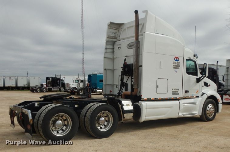 image for item DH2271 2013 Peterbilt 579 semi truck