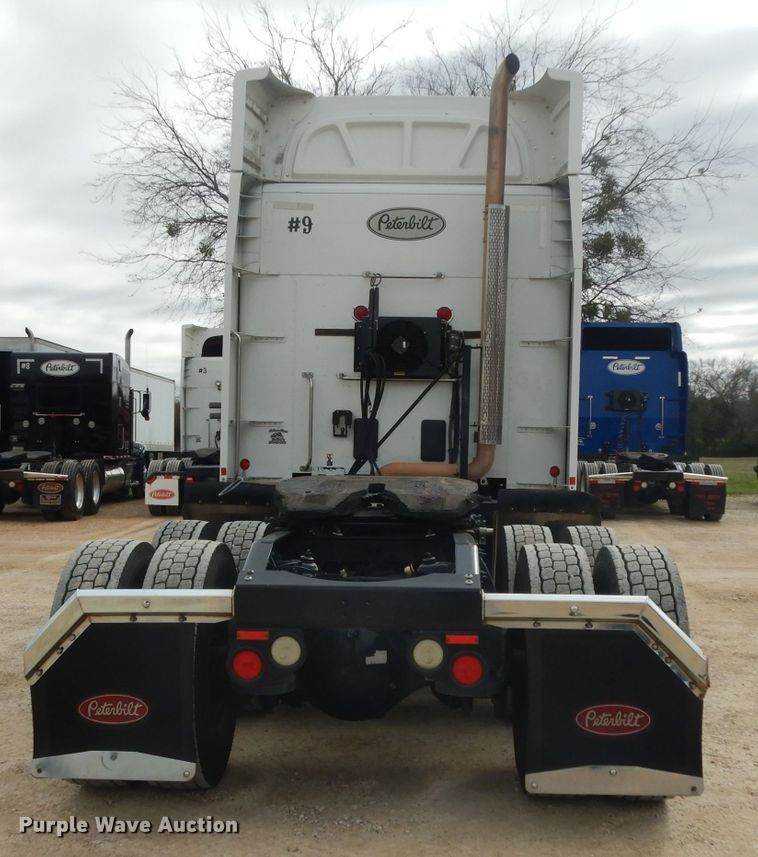 image for item DH2271 2013 Peterbilt 579 semi truck