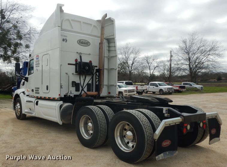 image for item DH2271 2013 Peterbilt 579 semi truck