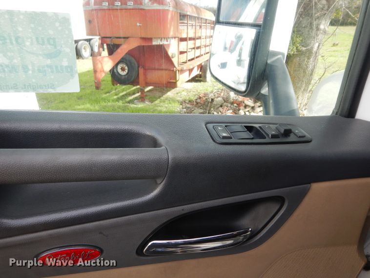 image for item DH2271 2013 Peterbilt 579 semi truck