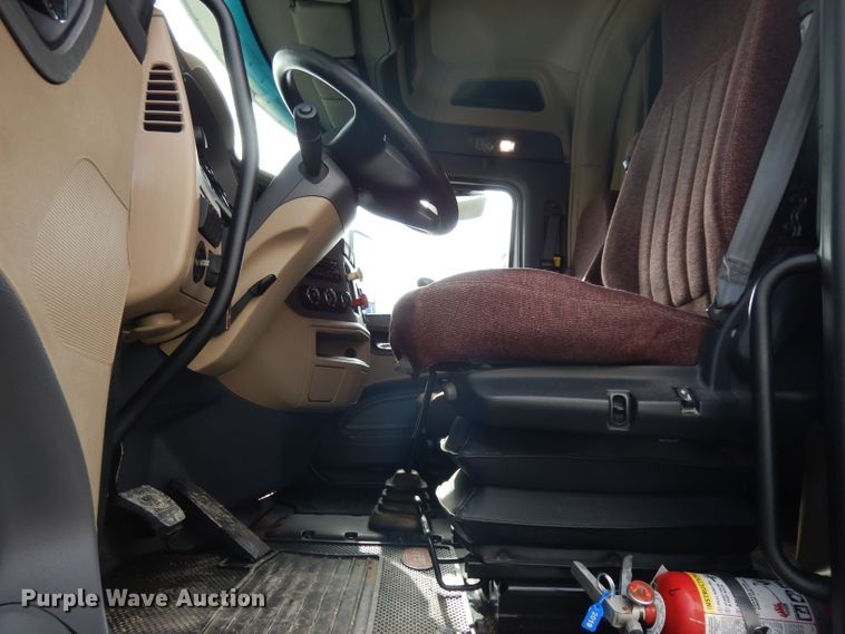 image for item DH2271 2013 Peterbilt 579 semi truck