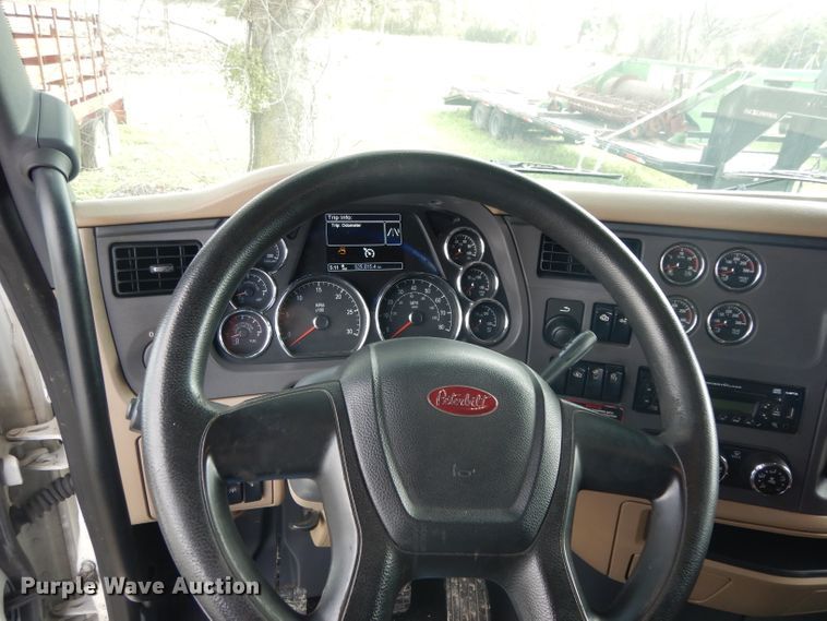 image for item DH2271 2013 Peterbilt 579 semi truck