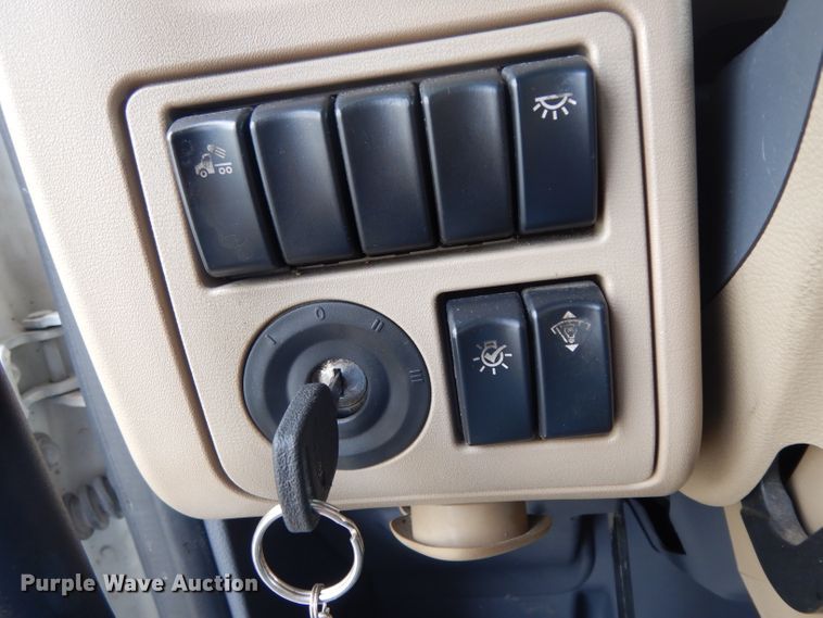 image for item DH2271 2013 Peterbilt 579 semi truck