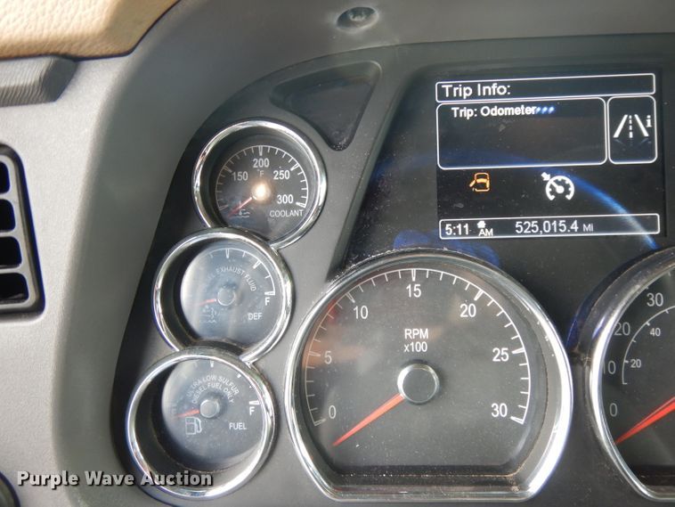 image for item DH2271 2013 Peterbilt 579 semi truck