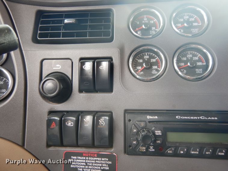 image for item DH2271 2013 Peterbilt 579 semi truck