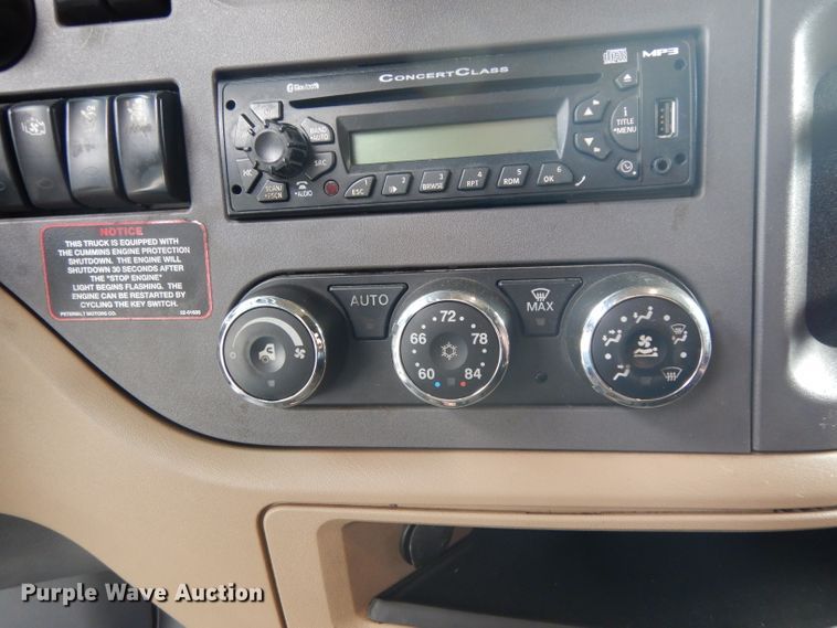 image for item DH2271 2013 Peterbilt 579 semi truck