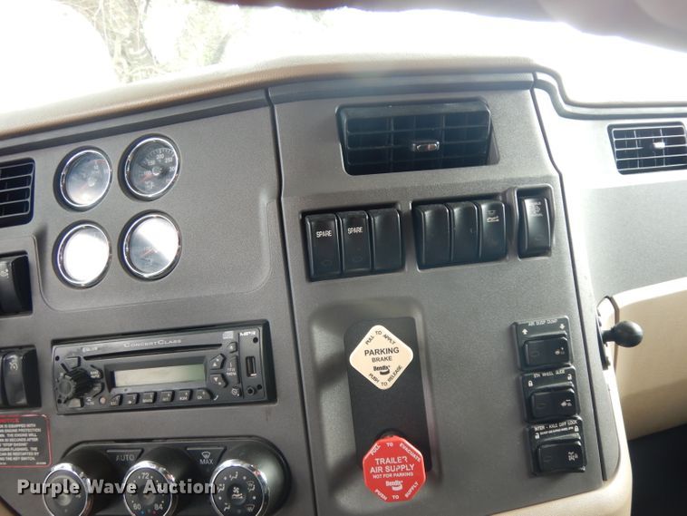 image for item DH2271 2013 Peterbilt 579 semi truck