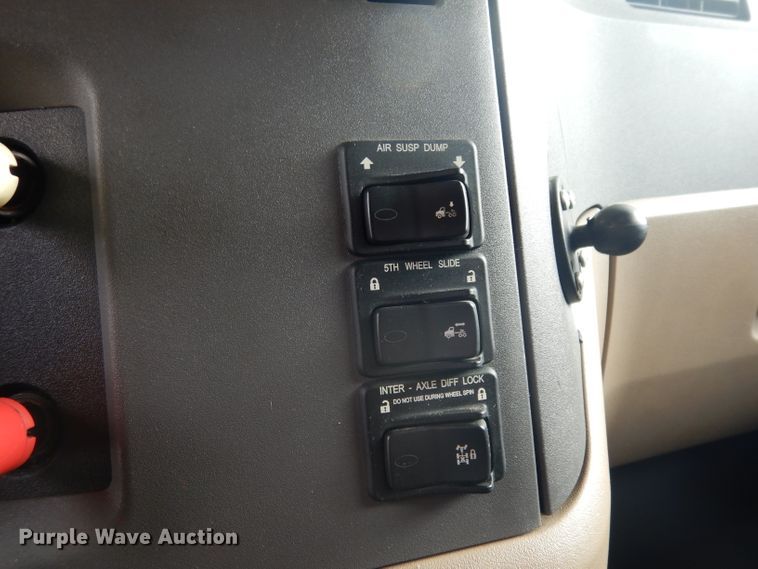 image for item DH2271 2013 Peterbilt 579 semi truck