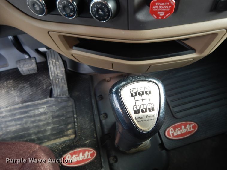 image for item DH2271 2013 Peterbilt 579 semi truck