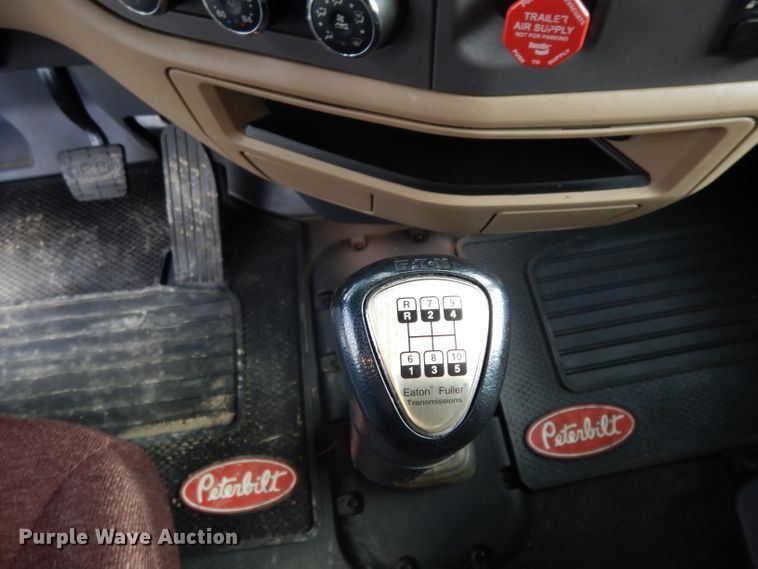 image for item DH2271 2013 Peterbilt 579 semi truck