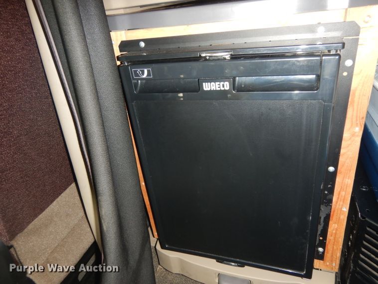 image for item DH2271 2013 Peterbilt 579 semi truck