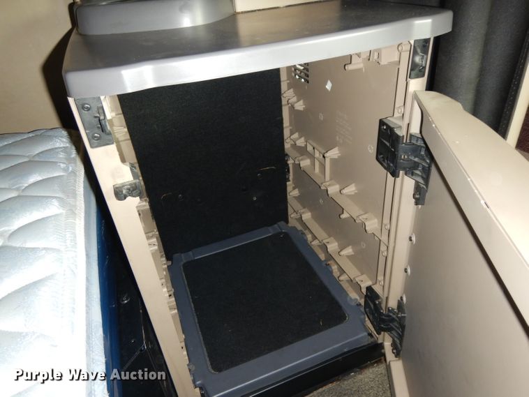 image for item DH2271 2013 Peterbilt 579 semi truck