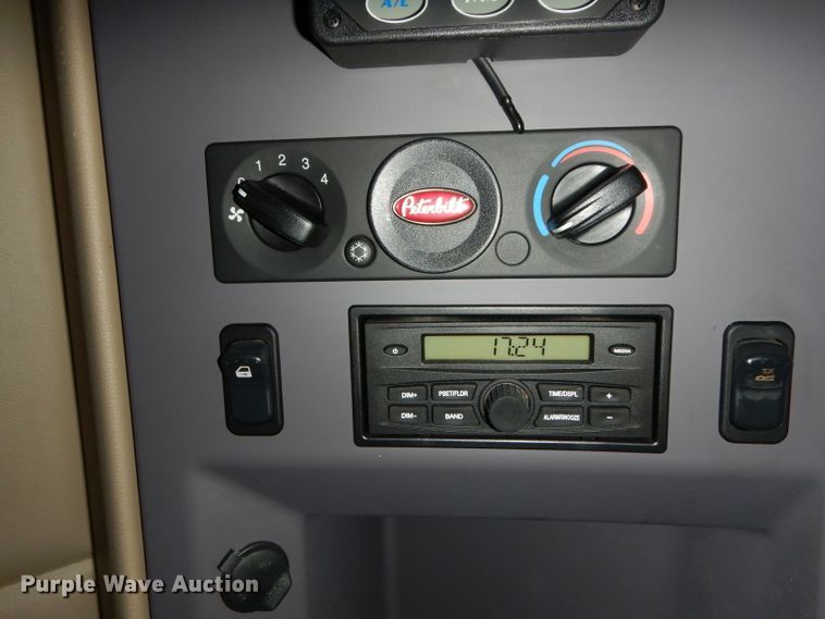 image for item DH2271 2013 Peterbilt 579 semi truck