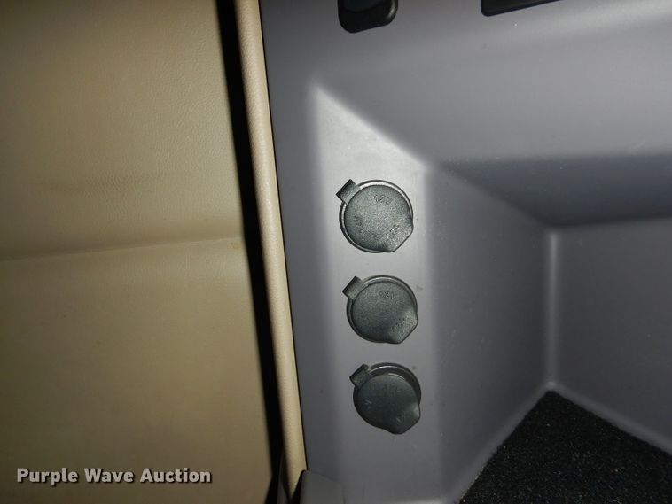 image for item DH2271 2013 Peterbilt 579 semi truck