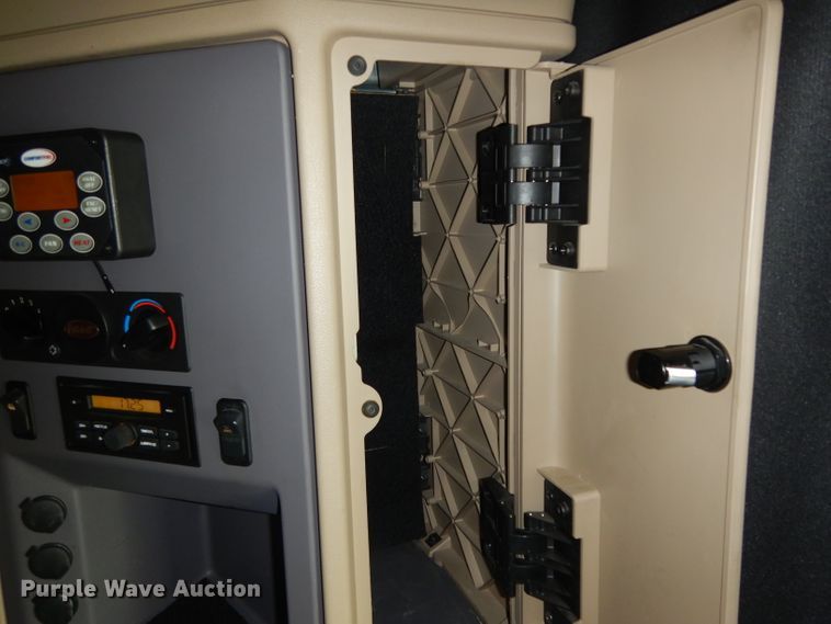 image for item DH2271 2013 Peterbilt 579 semi truck