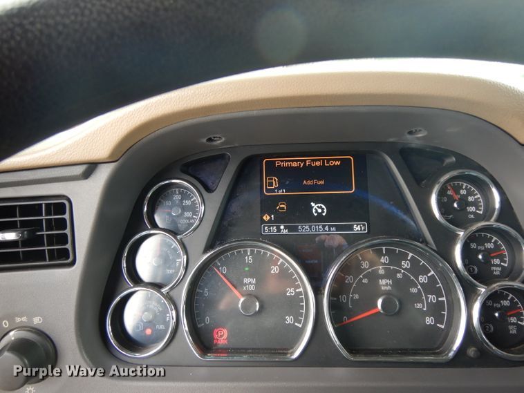 image for item DH2271 2013 Peterbilt 579 semi truck