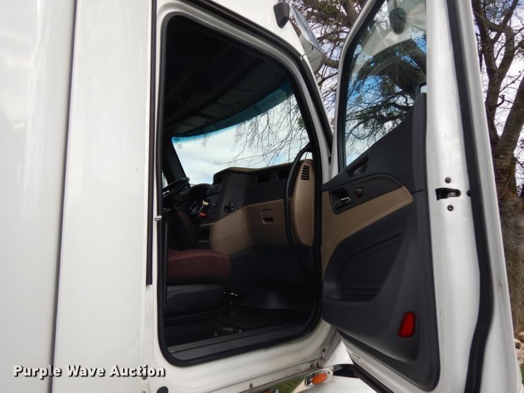 image for item DH2271 2013 Peterbilt 579 semi truck