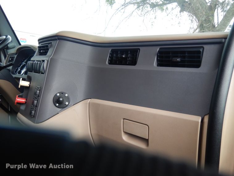 image for item DH2271 2013 Peterbilt 579 semi truck