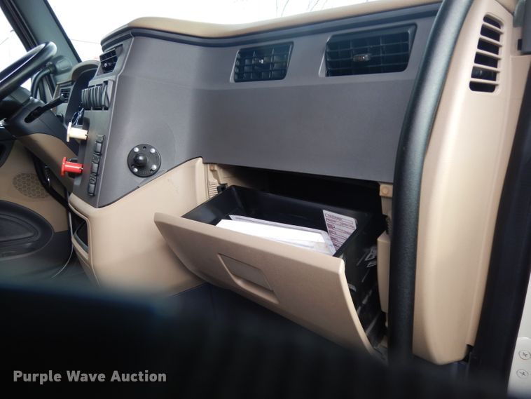 image for item DH2271 2013 Peterbilt 579 semi truck