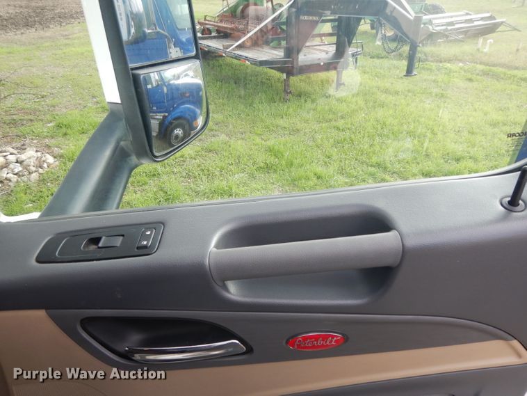 image for item DH2271 2013 Peterbilt 579 semi truck