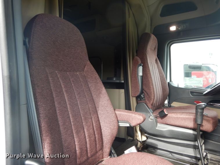 image for item DH2271 2013 Peterbilt 579 semi truck