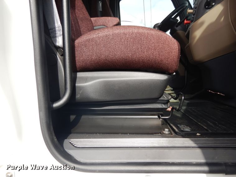 image for item DH2271 2013 Peterbilt 579 semi truck