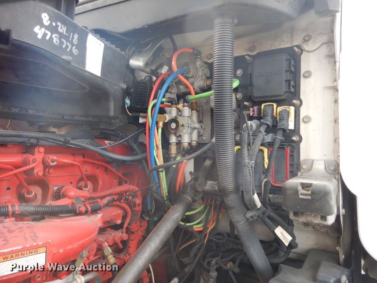 image for item DH2271 2013 Peterbilt 579 semi truck